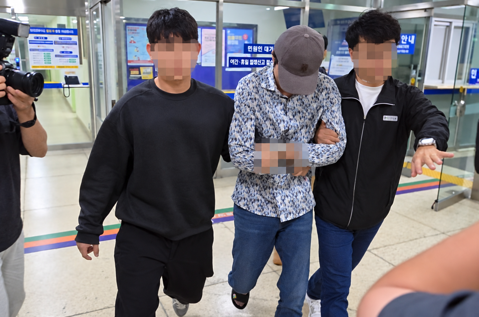 피의자를 압송하는 경찰 호송 차량