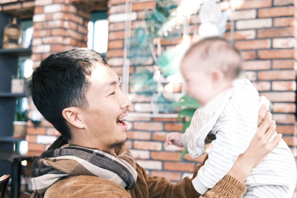 병원 상담 창구에서 직원과 카드 관련 내용을 확인하는 장면, 카드와 안내문을 함께 보는 클로즈업