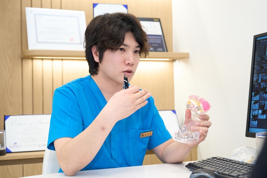 컴퓨터 화면에 보건복지부 홈페이지 메인 화면이 떠 있는 장면, 정책 공지 섹션이 화면 가운데 크게 보이는 사진