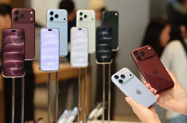 아이폰 설정에서 eSIM 항목이 보이는 화면과 SIM 트레이를 함께 든 모습