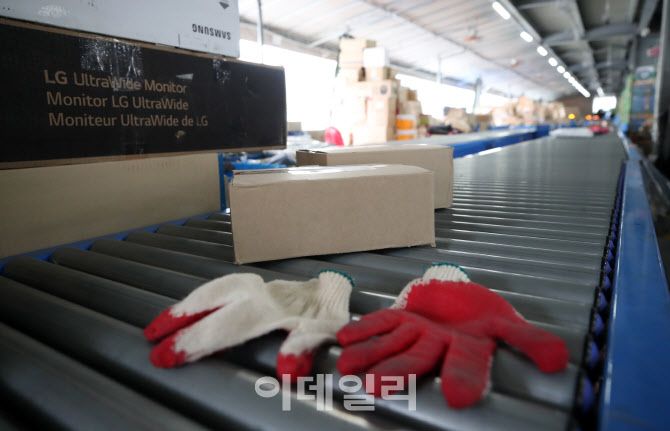 홈픽페이 충전 및 결제 화면을 보여 주는 스마트폰 이미지, 결제 창과 포인트 표시가 화면 중심