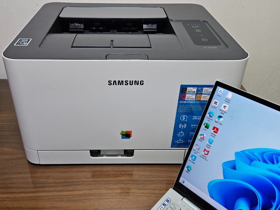 스마트폰을 프린터 NFC 표시 부분에 가까이 대는 장면