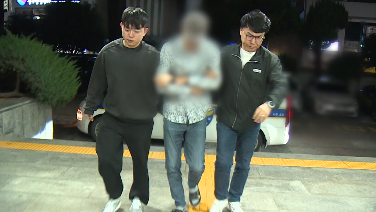수사관이 휴대전화를 포렌식 장비에 연결해 분석하는 모습