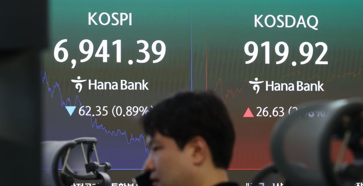 ETF 투자설명서와 기간별 수익률 표를 펼쳐 놓고 비교하는 책상 위 모습