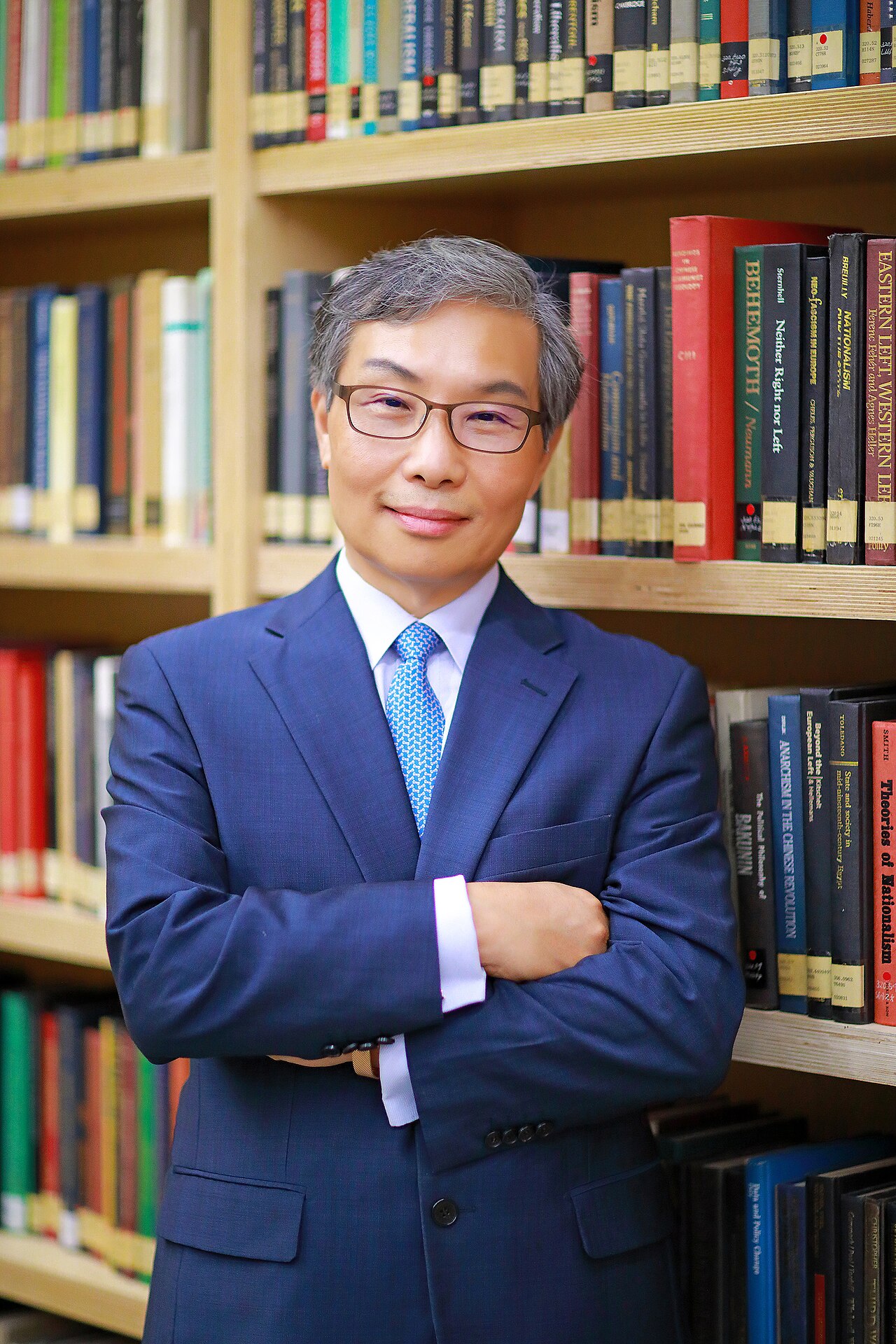 탁상 달력 옆에서 월 30만원 납입액을 계산기로 두드리는 모습