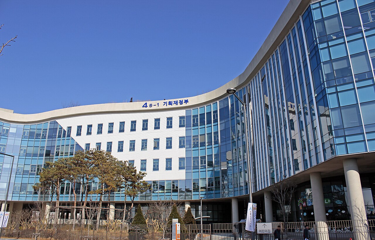 스마트폰 뱅킹 앱에서 여러 계좌 목록을 확인하는 손