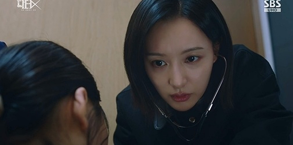 병원 복도에서 의료진이 긴장된 표정으로 마주 서 있는 장면